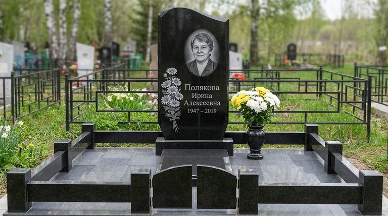 Памятник с гравировкой ромашек — выполненная работа «Полякова» в Калининграде