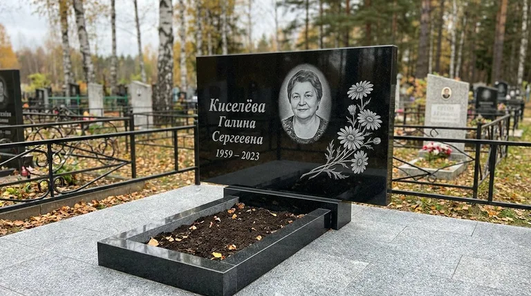 Памятник с гравировкой ромашек — выполненная работа «Киселёва» в Калининграде