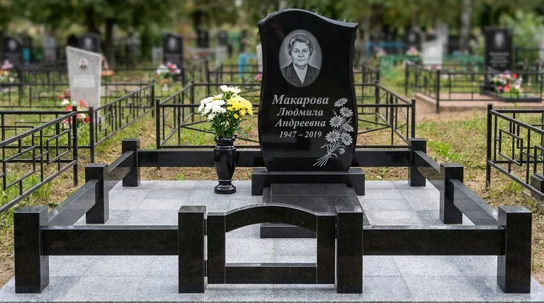 Памятник с гравировкой ромашек — выполненная работа «Макарова» в Калининграде