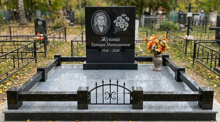 Памятник с гравировкой ромашек — выполненная работа «Жукова» в Калининграде