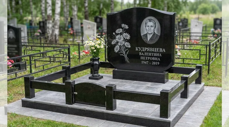Памятник с гравировкой ромашек — выполненная работа «Кудрявцева» в Калининграде