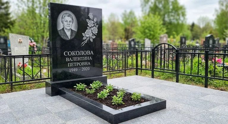 Памятник с гравировкой роз — выполненная работа «Соколова» в Калининграде