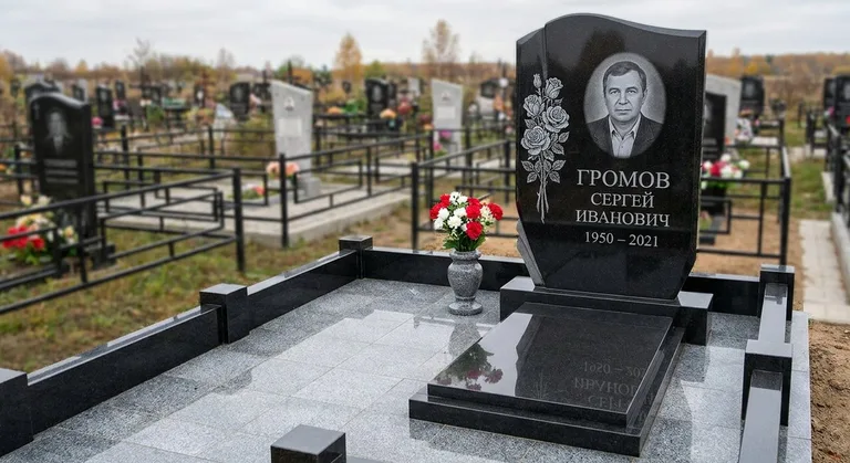 Памятник с гравировкой роз — выполненная работа «Громов» в Калининграде