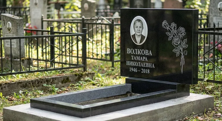 Памятник с гравировкой роз — выполненная работа «Волкова» в Калининграде