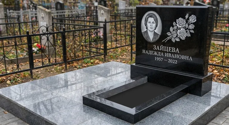 Памятник с гравировкой роз — выполненная работа «Зайцева» в Калининграде