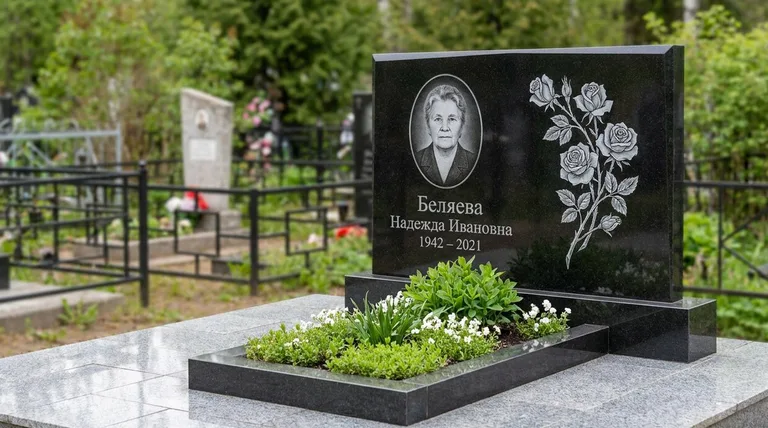Памятник с гравировкой роз — выполненная работа «Беляева» в Калининграде