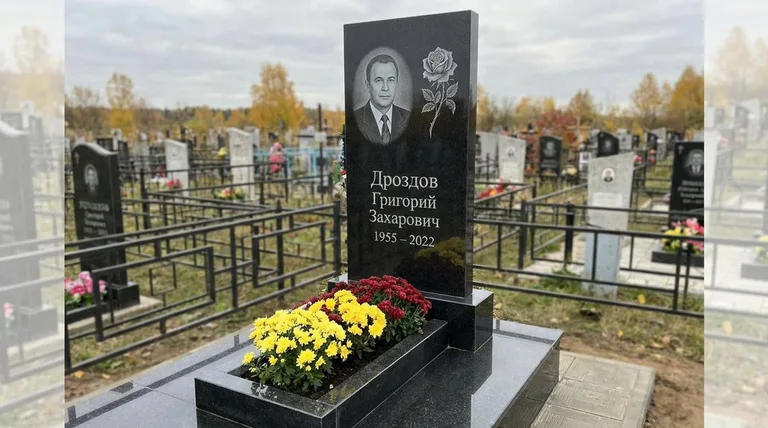 Памятник с гравировкой роз — выполненная работа «Дроздов» в Калининграде
