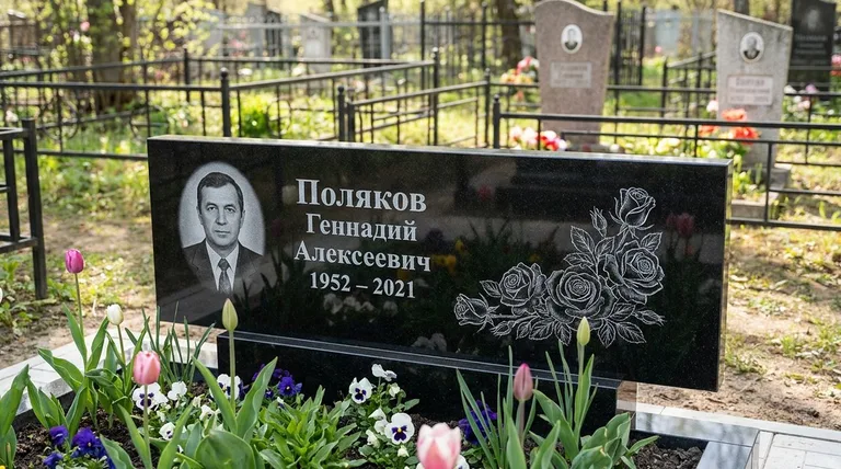 Памятник с гравировкой роз — выполненная работа «Поляков» в Калининграде