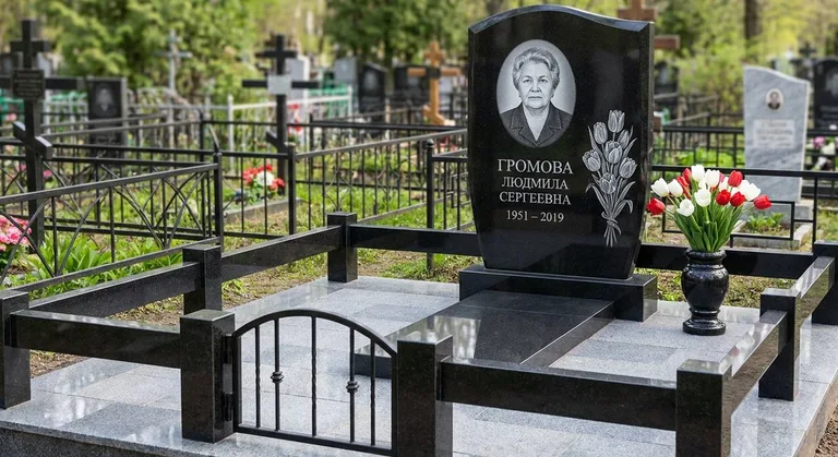 Памятник с гравировкой тюльпанов — выполненная работа «Громова» в Калининграде