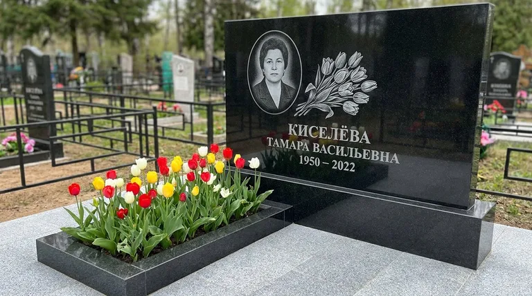 Памятник с гравировкой тюльпанов — выполненная работа «Киселёва» в Калининграде