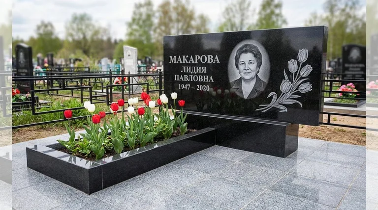 Памятник с гравировкой тюльпанов — выполненная работа «Макарова» в Калининграде