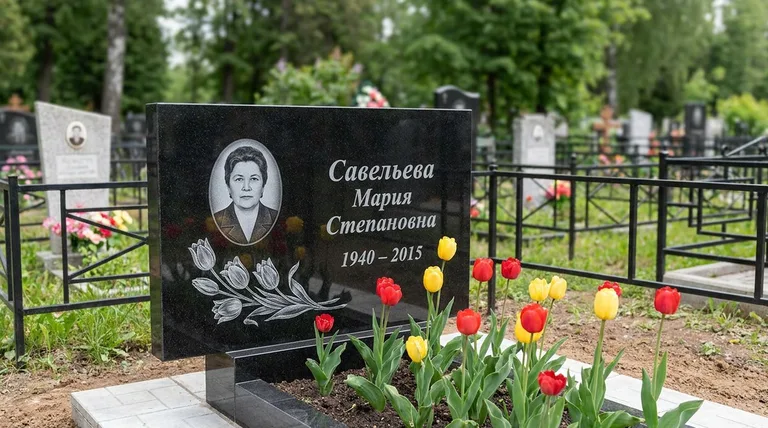 Памятник с гравировкой тюльпанов — выполненная работа «Савельева» в Калининграде