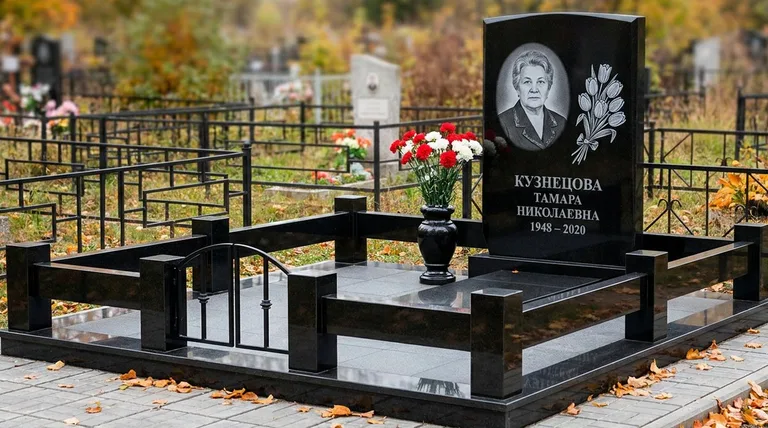 Памятник с гравировкой тюльпанов — выполненная работа «Кузнецова» в Калининграде