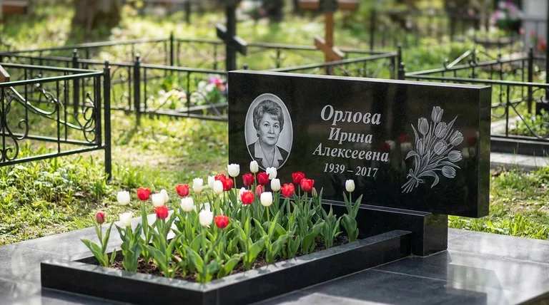 Памятник с гравировкой тюльпанов — выполненная работа «Орлова» в Калининграде