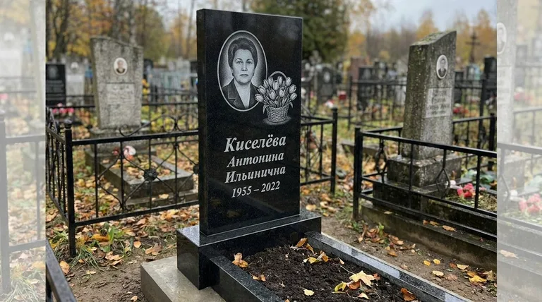 Памятник с гравировкой тюльпанов — выполненная работа «Киселёва» в Калининграде