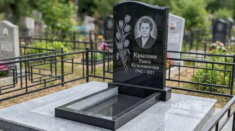 Памятник с гравировкой тюльпанов — выполненная работа «Крылова» в Калининграде