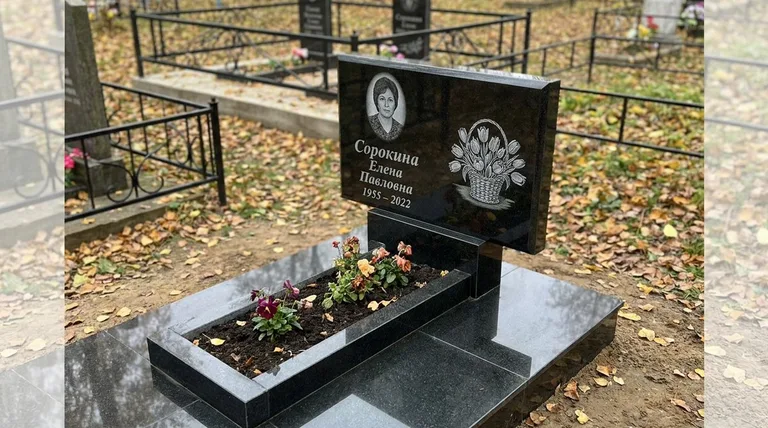 Памятник с гравировкой тюльпанов — выполненная работа «Сорокина» в Калининграде