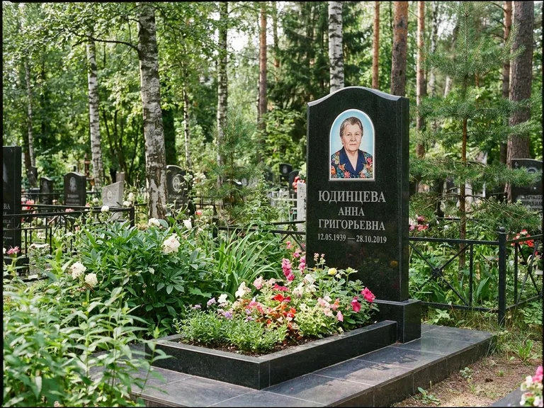 Овальный портрет на памятнике весной в Калининграде