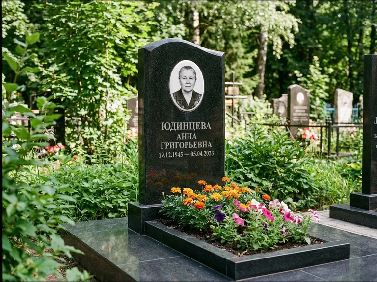 Овальный портрет на сером граните — работа «Юдинцева» в Калининграде