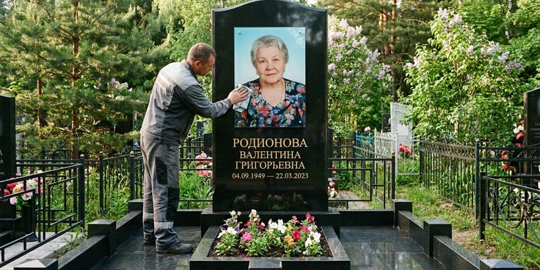 Фотокерамика и печать фото на памятник в Калининграде — мастер устанавливает цветной портрет на стекле на гранитный памятник