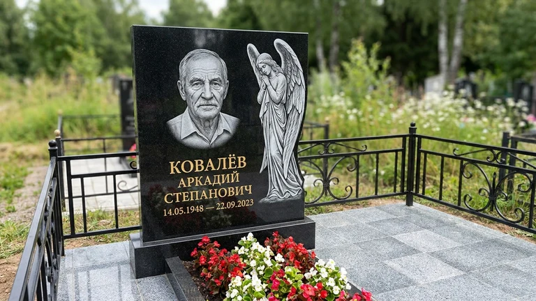 Гравировка ангела на памятник в Калининграде — памятник из чёрного гранита с гравировкой