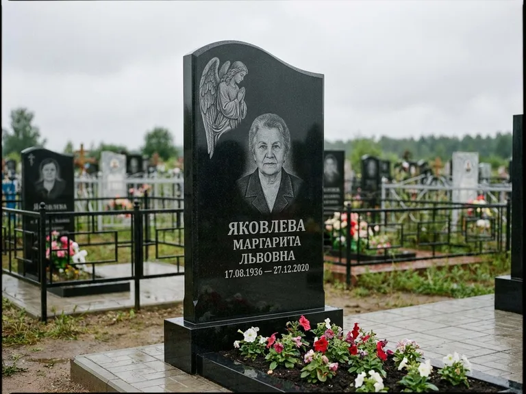 Памятник с гравировкой ангела — гравировка молящегося ангела в верхней части стелы, работа «Яковлева» в Калининграде