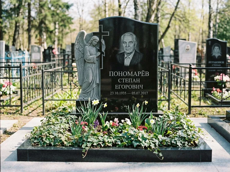 Памятник с гравировкой ангела — гравировка ангела с крестом рядом с эпитафией, работа «Пономарёв» в Калининграде