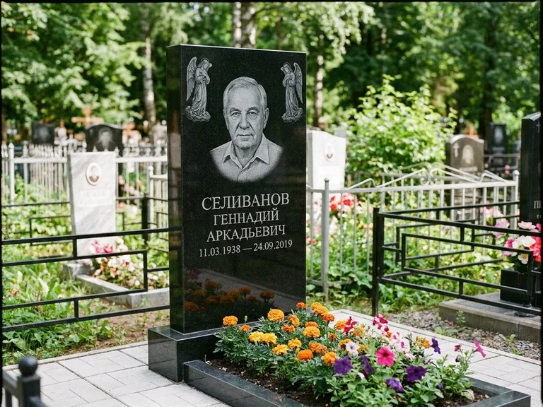 Памятник с гравировкой ангела — гравировка двух ангелов по сторонам портрета, работа «Селиванов» в Калининграде