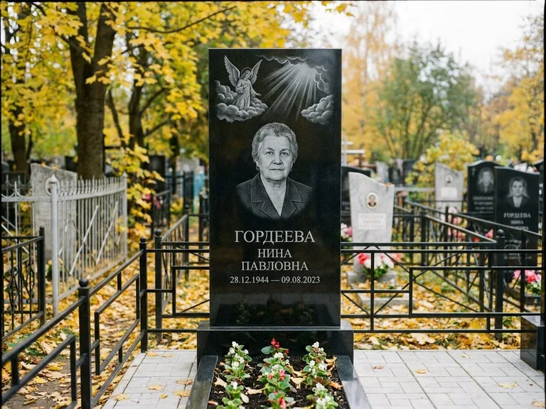 Памятник с гравировкой ангела — гравировка ангела в облаках с лучами над портретом, работа «Гордеева» в Калининграде