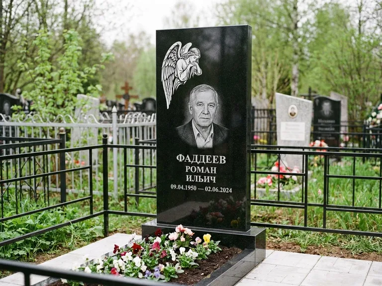 Памятник с гравировкой ангела — белая гравировка скорбящего ангела над портретом, работа «Фаддеев» в Калининграде