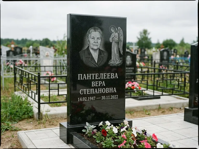 Памятник с гравировкой ангела — гравировка ангела-хранителя сбоку от портрета, работа «Пантелеева» в Калининграде
