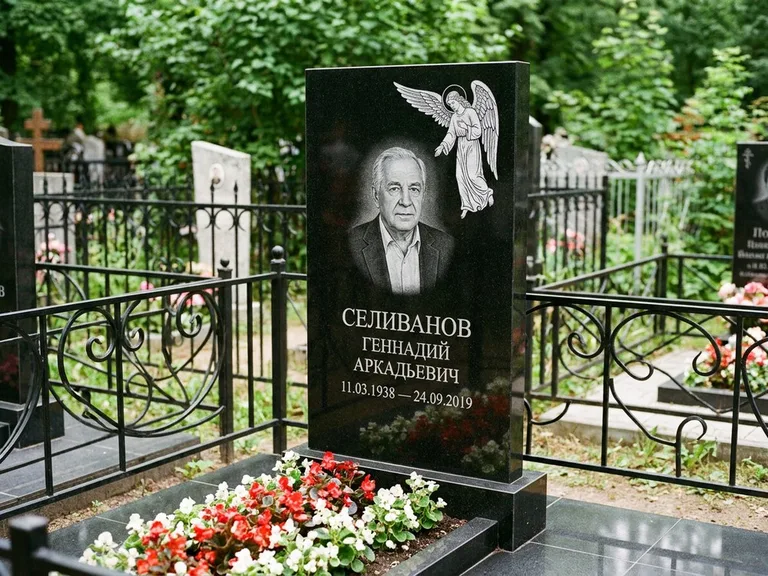 Памятник с гравировкой ангела — белая гравировка скорбящего ангела над портретом, работа «Селиванов» в Калининграде