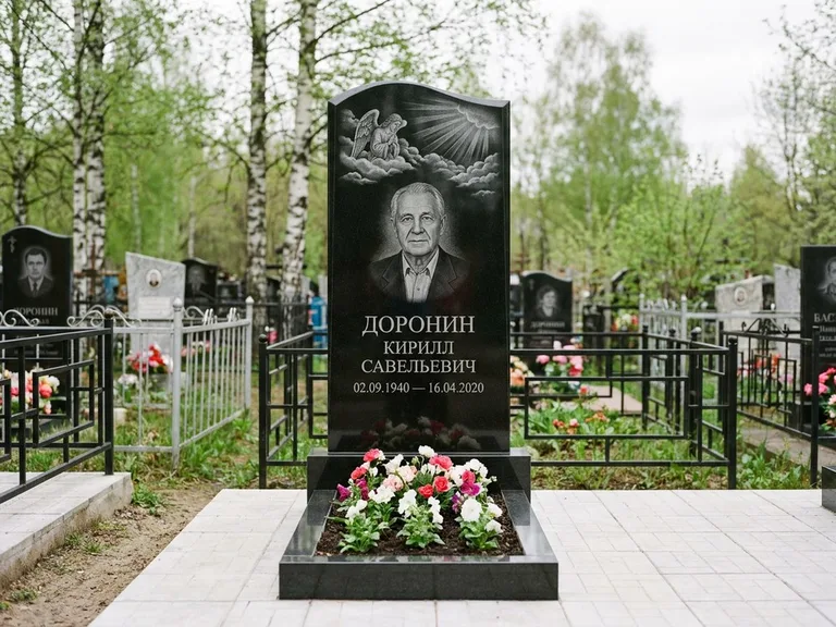 Памятник с гравировкой ангела — гравировка ангела в облаках с лучами над портретом, работа «Доронин» в Калининграде