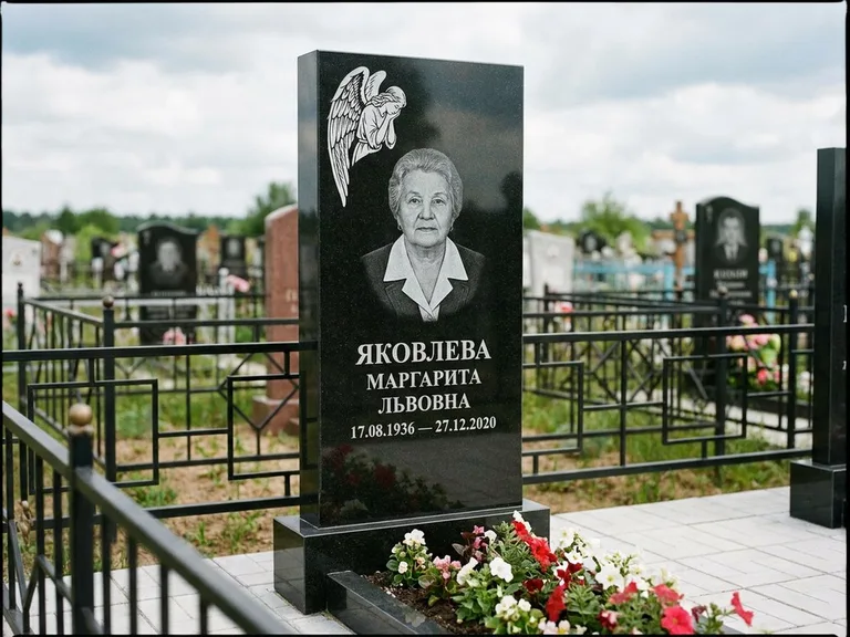 Памятник с гравировкой ангела — белая гравировка скорбящего ангела над портретом, работа «Яковлева» в Калининграде