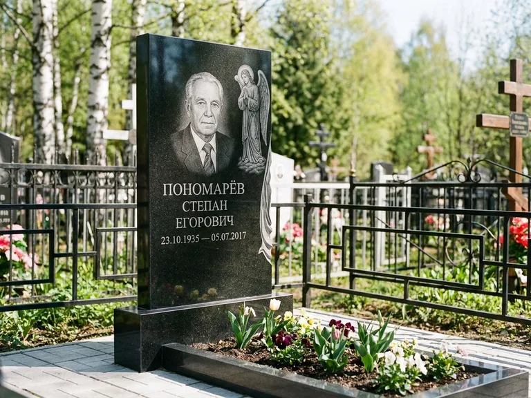 Памятник с гравировкой ангела — гравировка ангела-хранителя сбоку от портрета, работа «Пономарёв» в Калининграде