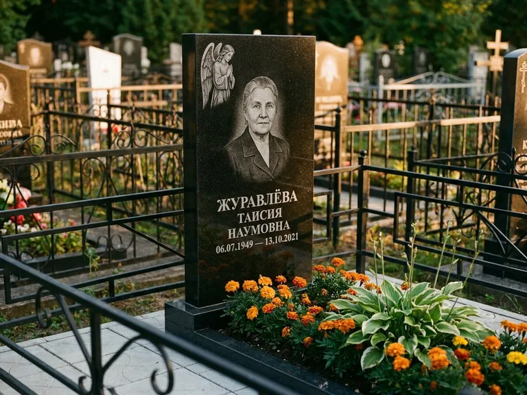 Памятник с гравировкой ангела — гравировка молящегося ангела в верхней части стелы, работа «Журавлёва» в Калининграде