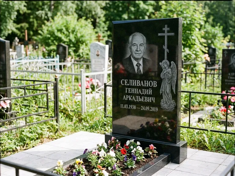 Памятник с гравировкой ангела — гравировка ангела с крестом рядом с эпитафией, работа «Селиванов» в Калининграде