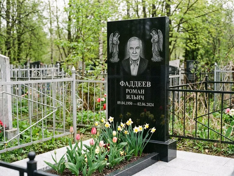 Памятник с гравировкой ангела — гравировка двух ангелов по сторонам портрета, работа «Фаддеев» в Калининграде