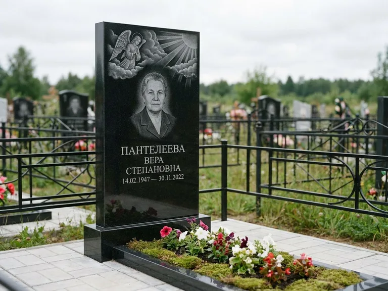Памятник с гравировкой ангела — гравировка ангела в облаках с лучами над портретом, работа «Пантелеева» в Калининграде