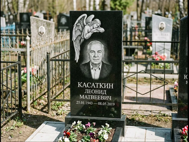 Памятник с гравировкой ангела — белая гравировка скорбящего ангела над портретом, работа «Касаткин» в Калининграде
