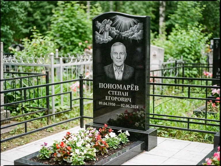 Памятник с гравировкой ангела — гравировка ангела-хранителя сбоку от портрета, работа «Лобанова» в Калининграде