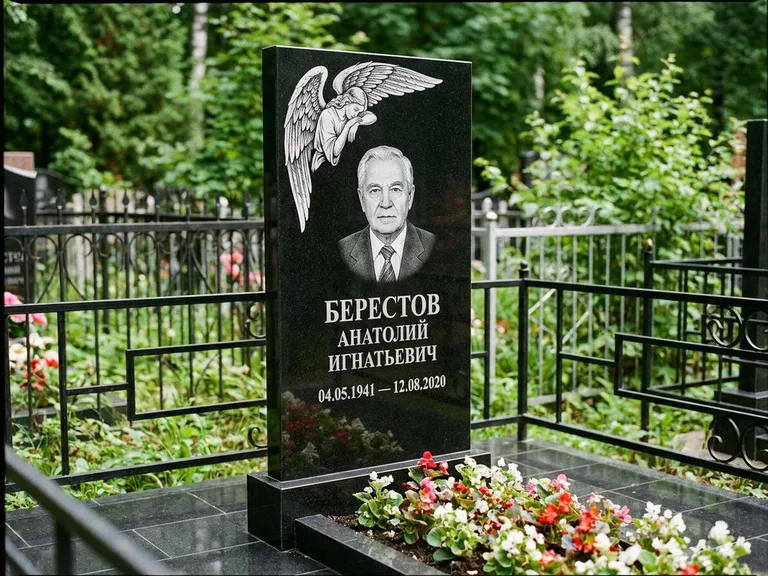 Памятник с гравировкой ангела — гравировка молящегося ангела в верхней части стелы, работа «Свиридов» в Калининграде