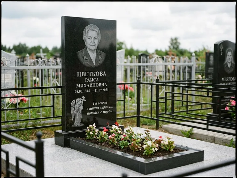 Памятник с гравировкой ангела — гравировка двух ангелов по сторонам портрета, работа «Яковлева» в Калининграде
