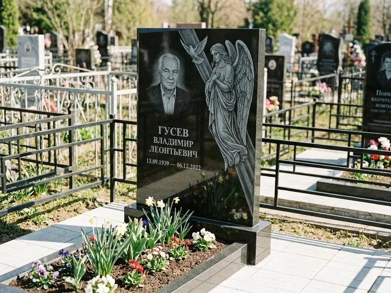 Памятник с гравировкой ангела — гравировка ангела в облаках с лучами над портретом, работа «Пономарёв» в Калининграде