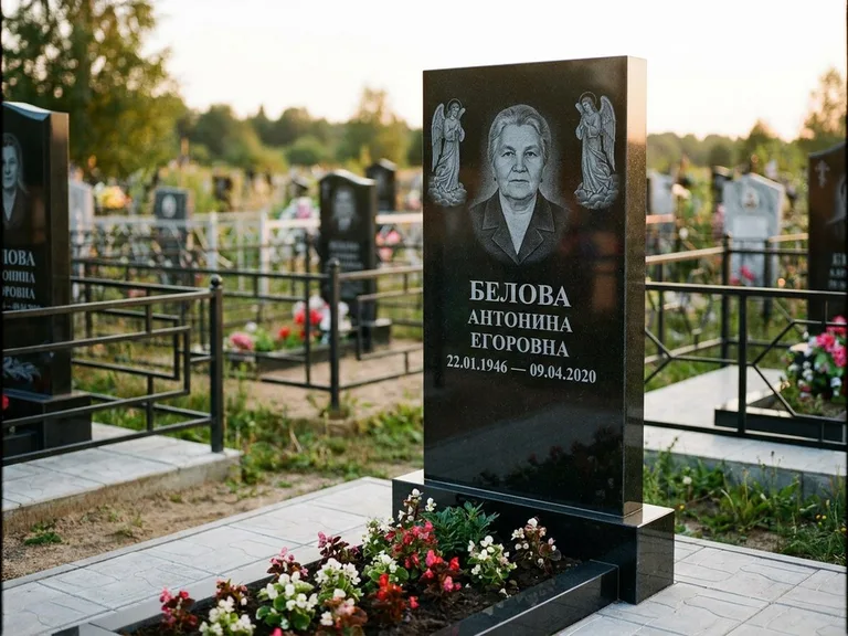 Памятник с гравировкой ангела — белая гравировка скорбящего ангела над портретом, работа «Журавлёва» в Калининграде