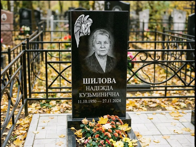 Памятник с гравировкой ангела — гравировка молящегося ангела в верхней части стелы, работа «Гордеева» в Калининграде