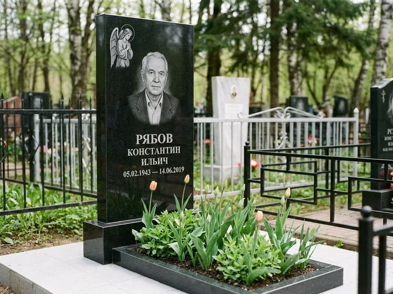Памятник с гравировкой ангела — гравировка ангела с крестом рядом с эпитафией, работа «Фаддеев» в Калининграде