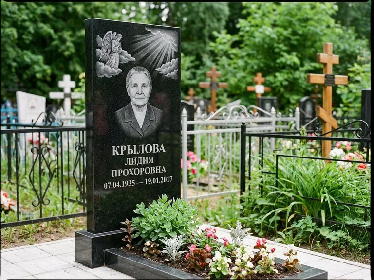 Памятник с гравировкой ангела — гравировка ангела в облаках с лучами над портретом, работа «Лобанова» в Калининграде