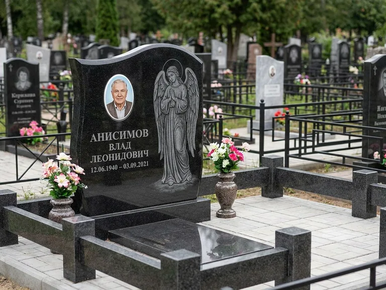 Памятник с гравировкой ангела — белая гравировка скорбящего ангела над портретом, работа «Свиридов» в Калининграде