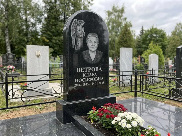 Памятник с гравировкой ангела — гравировка ангела-хранителя сбоку от портрета, работа «Игнатова» в Калининграде